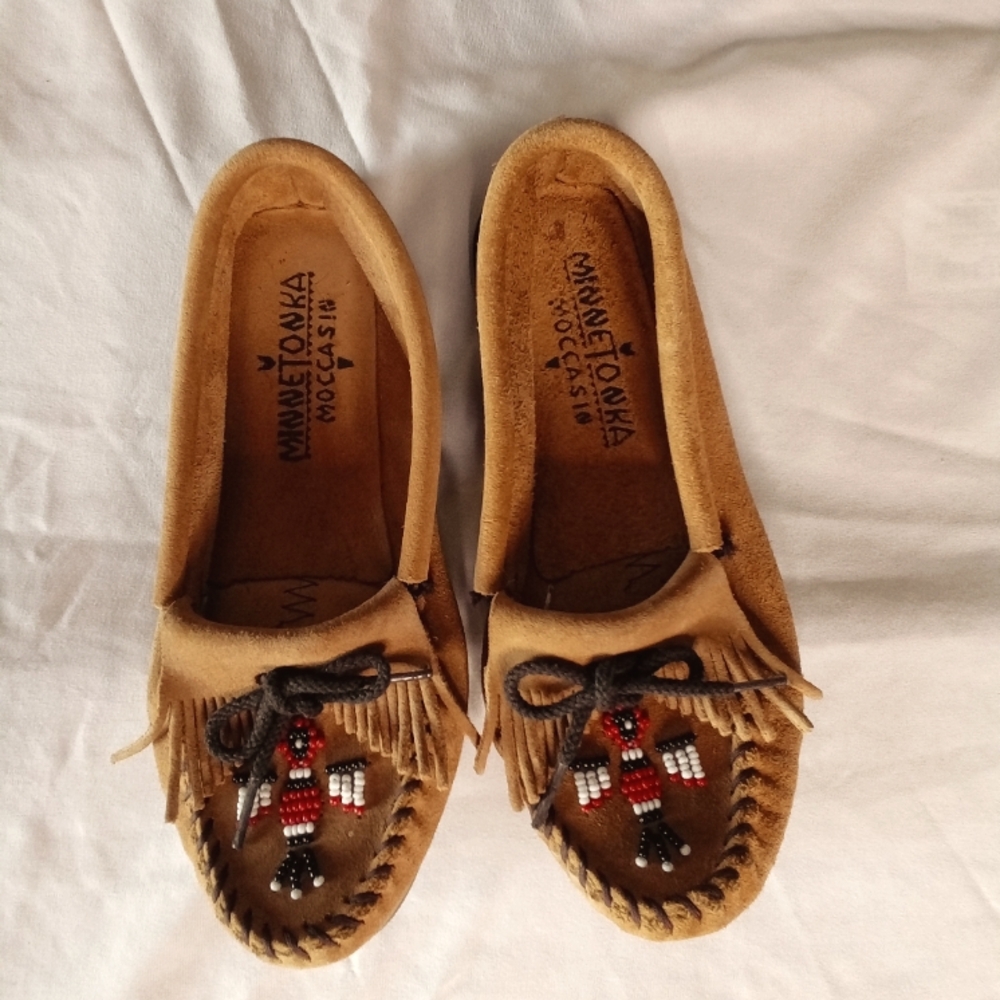 MINNETONKA Women's Suede Tan Beaded Thunderbird Hard Sole Moccasins Shoes Size 7